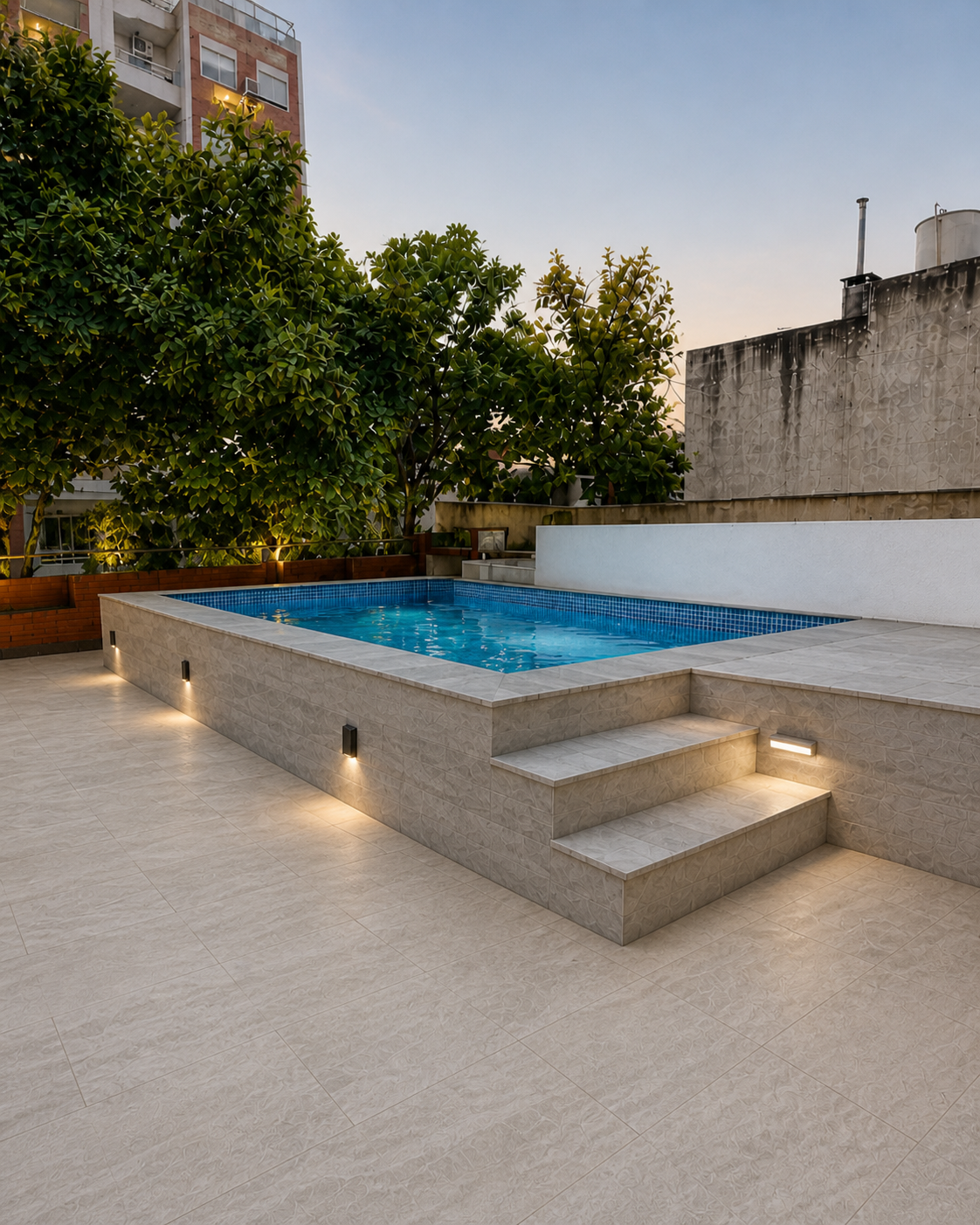Piscina rooftop elevada con revestimiento claro y entorno urbano
